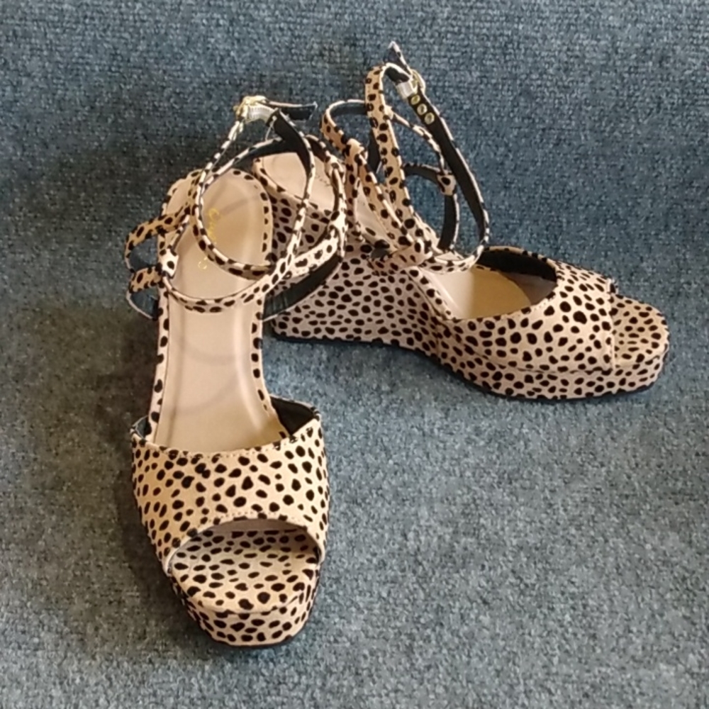 QUPID New Platform Wedges, Cheetah Print, Strappy Ankle Buckles Size 10